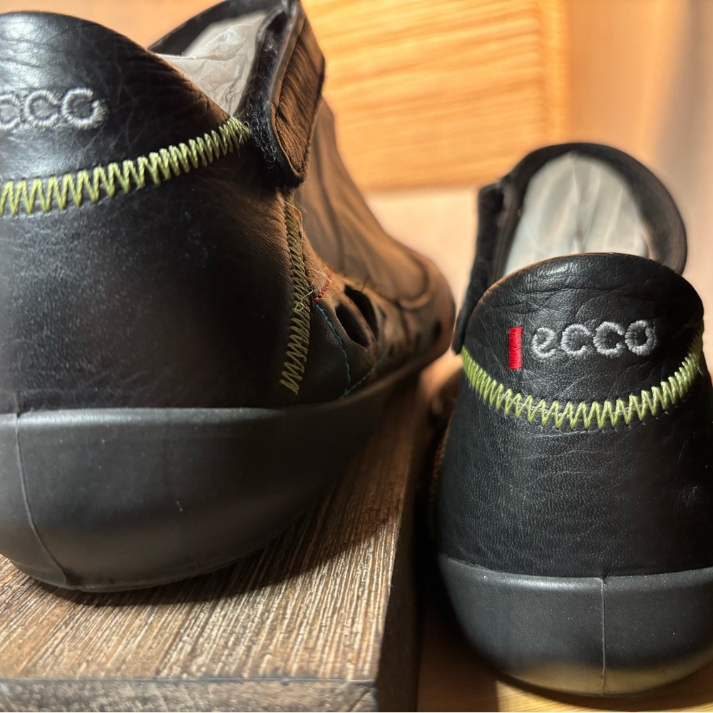 Ecco Black Leather Shoes with Green Stitching